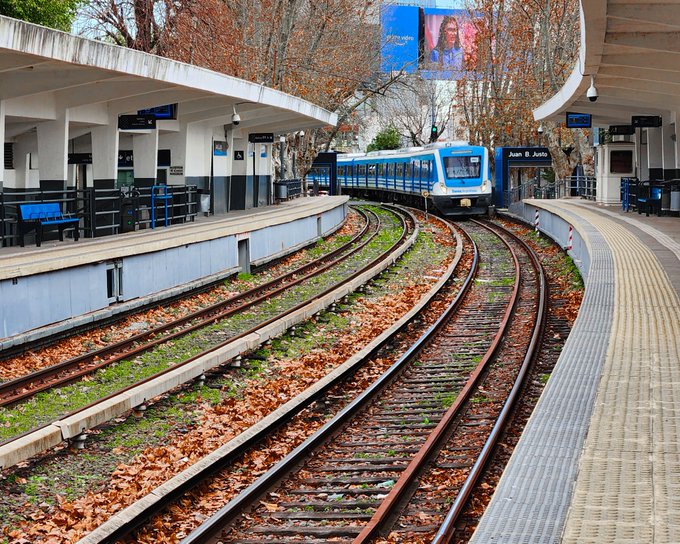 CRONICAFERROVIA's tweet photo. Javier Milei y Toto Caputo se olvidan de la emergencia ferroviaria: sólo invirtieron el 20% de lo previsto

https://t.co/0Yw6kmFI6z https://t.co/AoaMgTmC69