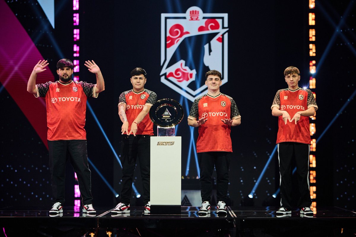 TOYO_Penart's tweet photo. Gracias por llevar los colores de @ToyoEsports a la #EWC2025 

Son un equipazo. Estamos orgullosos del trabajo que hicieron.

@RiboxD_ @Benja1g @capitanbooblo @emikxz @black_renegado 

A seguir trabajando ⚔️ https://t.co/m2lQQuLIWC