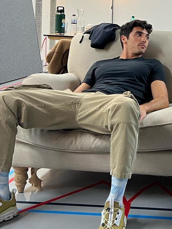Taylor Zakhar Perez caught manspreading - a silly 🧵 #taylorzakharperez