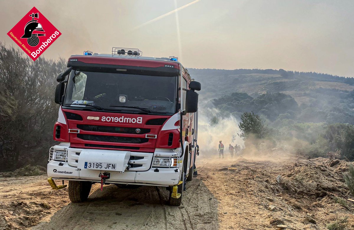 Trabajando hoy en el denominado Frente E, en el incendio de Yeres (León). #cpba luchando contra las llamas y apoyando con línea de agua la Aldea de Prada de la Sierra. Siempre al lado de quien nos necesite, y a disposición de nuestros compañeros de Castilla y León