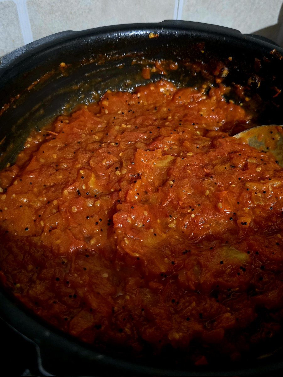 RoopaNataraj's tweet photo. Ordered #Tomatoes many times over, while multitasking! Evening spent good time making #Tokku as mother insisted cooking on low flame!!
#Roasted_Mustard_Methi
#RedChilliPowder
#Turmeric
#Hing
#Salt
#IndianSpice
Goes well with piping hot rice + groundnut oil 😋
#Piṣṭānnam https://t.co/3OhN9h4Jwo