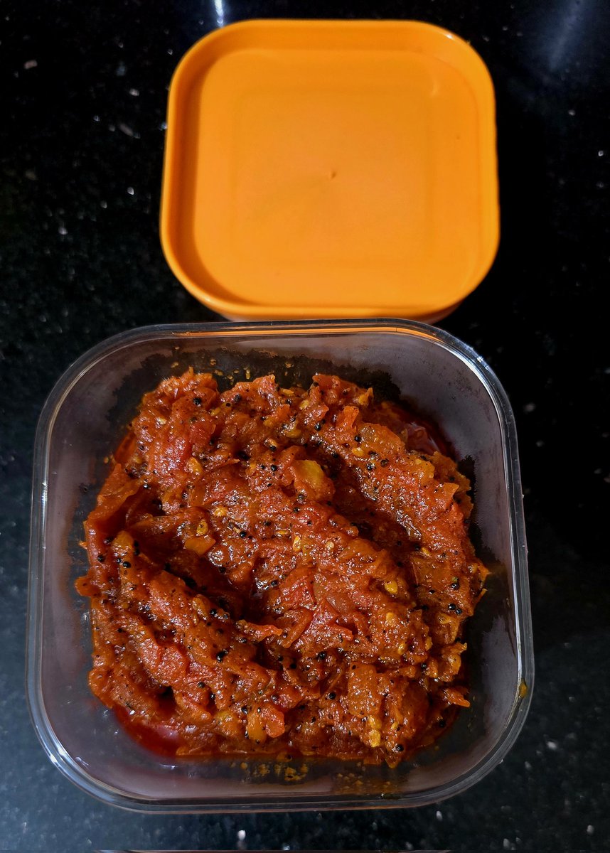 RoopaNataraj's tweet photo. Ordered #Tomatoes many times over, while multitasking! Evening spent good time making #Tokku as mother insisted cooking on low flame!!
#Roasted_Mustard_Methi
#RedChilliPowder
#Turmeric
#Hing
#Salt
#IndianSpice
Goes well with piping hot rice + groundnut oil 😋
#Piṣṭānnam https://t.co/3OhN9h4Jwo