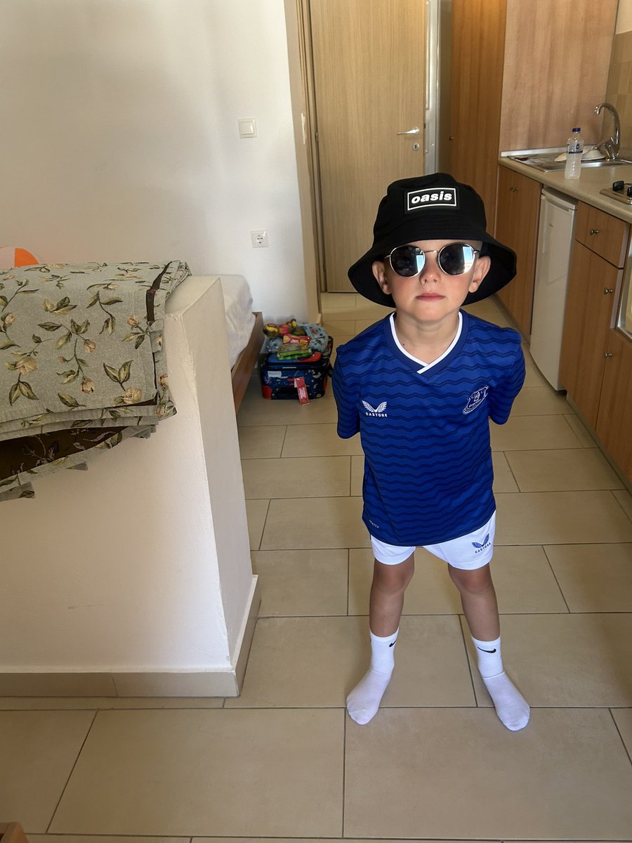 simonelliott13's tweet photo. Still after 3 tickets for Oasis at Wembley for there no.1 fan, would make his dreams come true 🙏🏻 @liamgallagher @BoneheadsPage @NoelGallagher #oasis https://t.co/tAh6H58BVl
