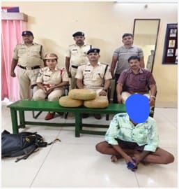 rpfscorvskp's tweet photo. #OperationNarcos RPF/CPDS Team and RPF/Post/Visakhapatnam  apprehended  01  male offender  with 6 Kgs Dry Ganja, valued Rs. 1,20,000/- &amp; handed over to GRP/Visakhapatnam who in turn  Case registered  under NDPS Act.
@RPF_INDIA,@rpfecor1,@DRMWaltairECoR https://t.co/aAyrbN4LS0