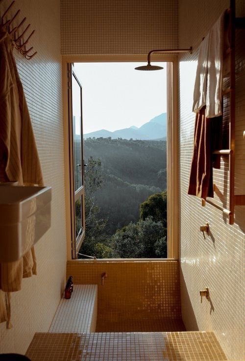 luusssso's tweet photo. Open air showers are such a flex https://t.co/taWUgakwDH