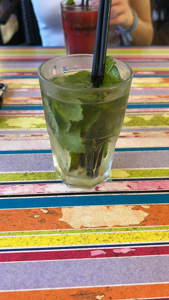 AaronCharreyre's tweet photo. 10 € le mojito ????

Il est même pas bon nvm les gens d’Adge 

#agde #capdagde #viral #mojito #aminemojito https://t.co/D0Qnn5i9QF