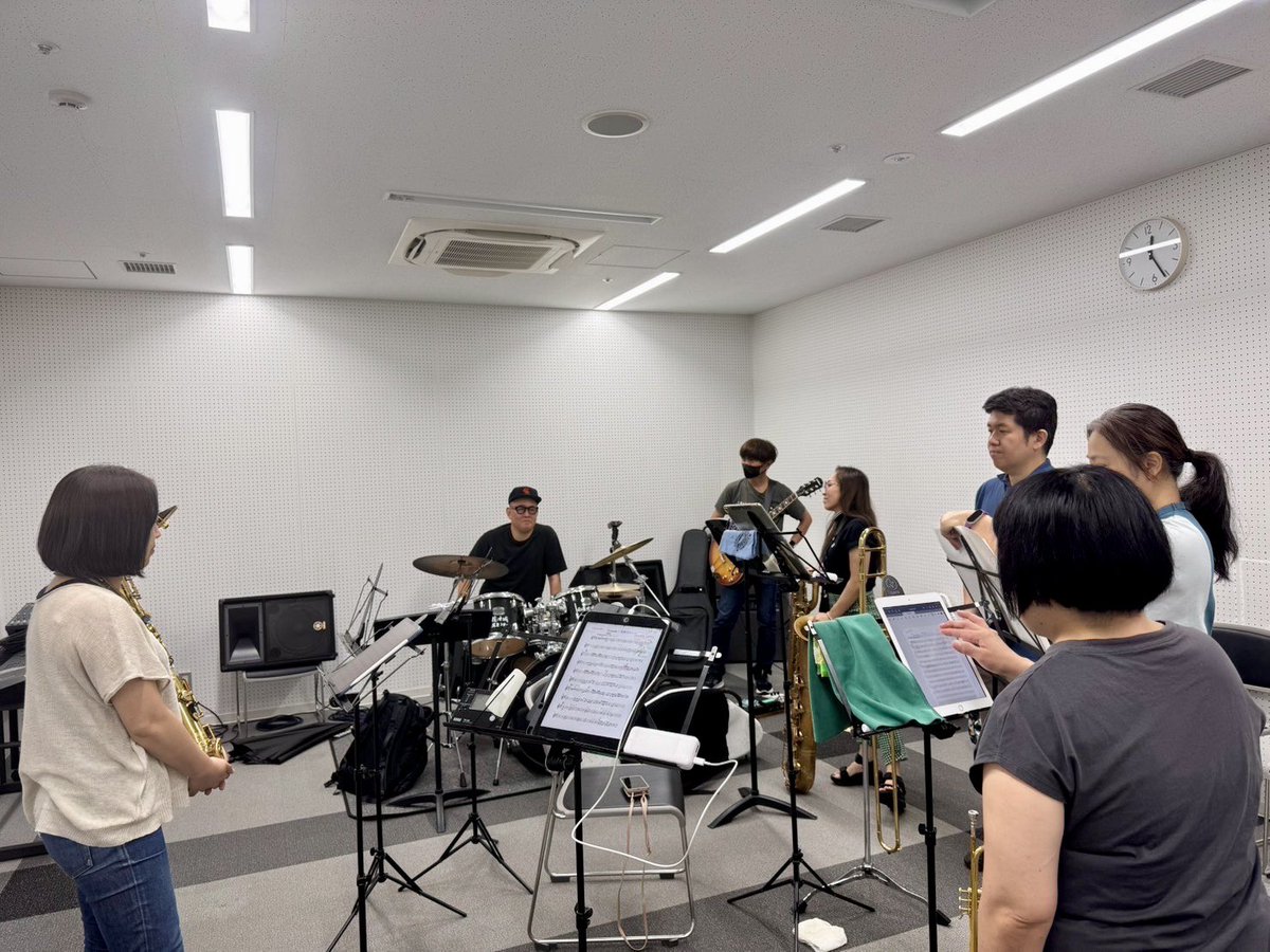 SwinginDevilsJr's tweet photo. 8/10(日)はお盆で少人数でしたが、濃ゆい練習でした!
プロもアマチュアも関係なく熱烈指導をしてもらえるのが有り難い✨
皆んな全身で受け止め、曲をカッコよく仕上げていく!ワクワクする時間です🎶
旭ジャズで新曲もお披露目予定!お楽しみに😉
https://t.co/reBfqu8GIy
#brasshonkers
#SDjr https://t.co/hezKBrIASw
