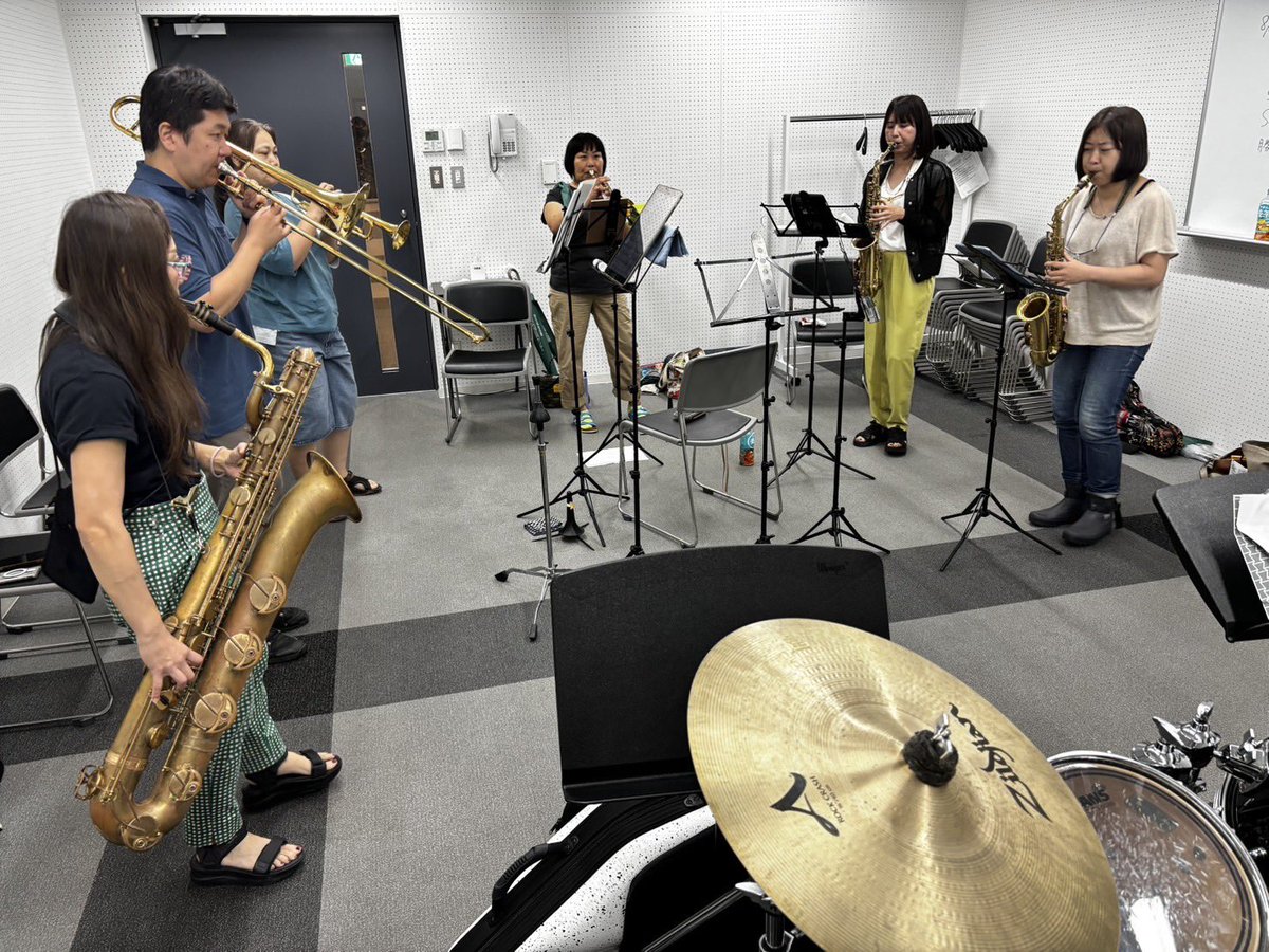 SwinginDevilsJr's tweet photo. 8/10(日)はお盆で少人数でしたが、濃ゆい練習でした!
プロもアマチュアも関係なく熱烈指導をしてもらえるのが有り難い✨
皆んな全身で受け止め、曲をカッコよく仕上げていく!ワクワクする時間です🎶
旭ジャズで新曲もお披露目予定!お楽しみに😉
https://t.co/reBfqu8GIy
#brasshonkers
#SDjr https://t.co/hezKBrIASw