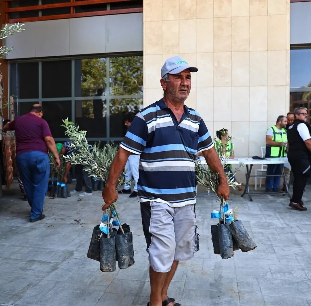📌 l Antalya büyükşehir Belediyesi Döşemealtı kırsalında yaşayan üreticilere yönelik zeytin fidanı desteği verdi.