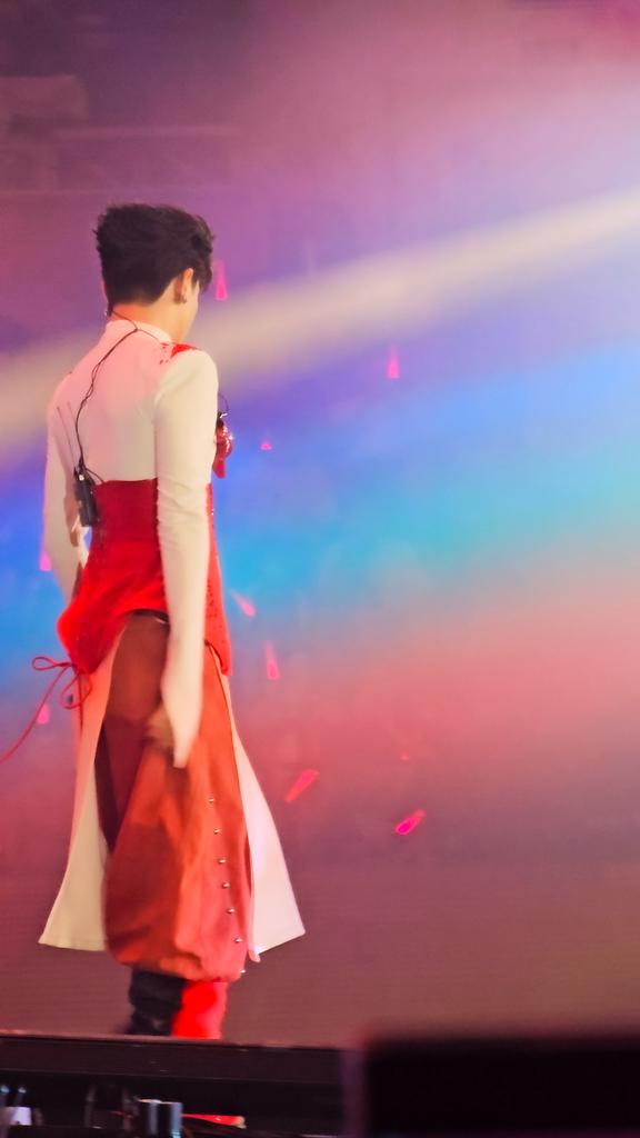 cherlingg08's tweet photo. 250816 ✨️ LEGEND FEST

she’s got her own rainbow, glowing in seven colors 🌈

#PhapKieu https://t.co/l5vlvslfYX