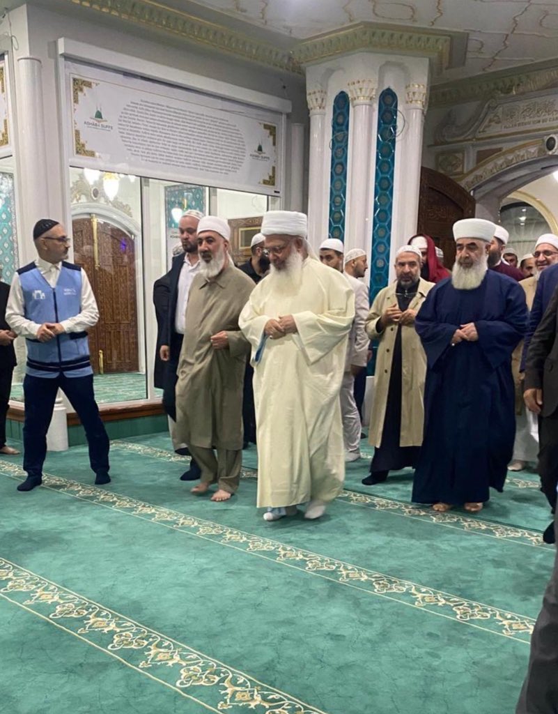 "Bu yolda size hakaret ederler,
Haksızlık ederler, iftira atarlar,
Sevdiğiniz hatırına sabredin.
Buda benim hatırım olsun..."

Gavs-i Sani (kuddise sırruhû)