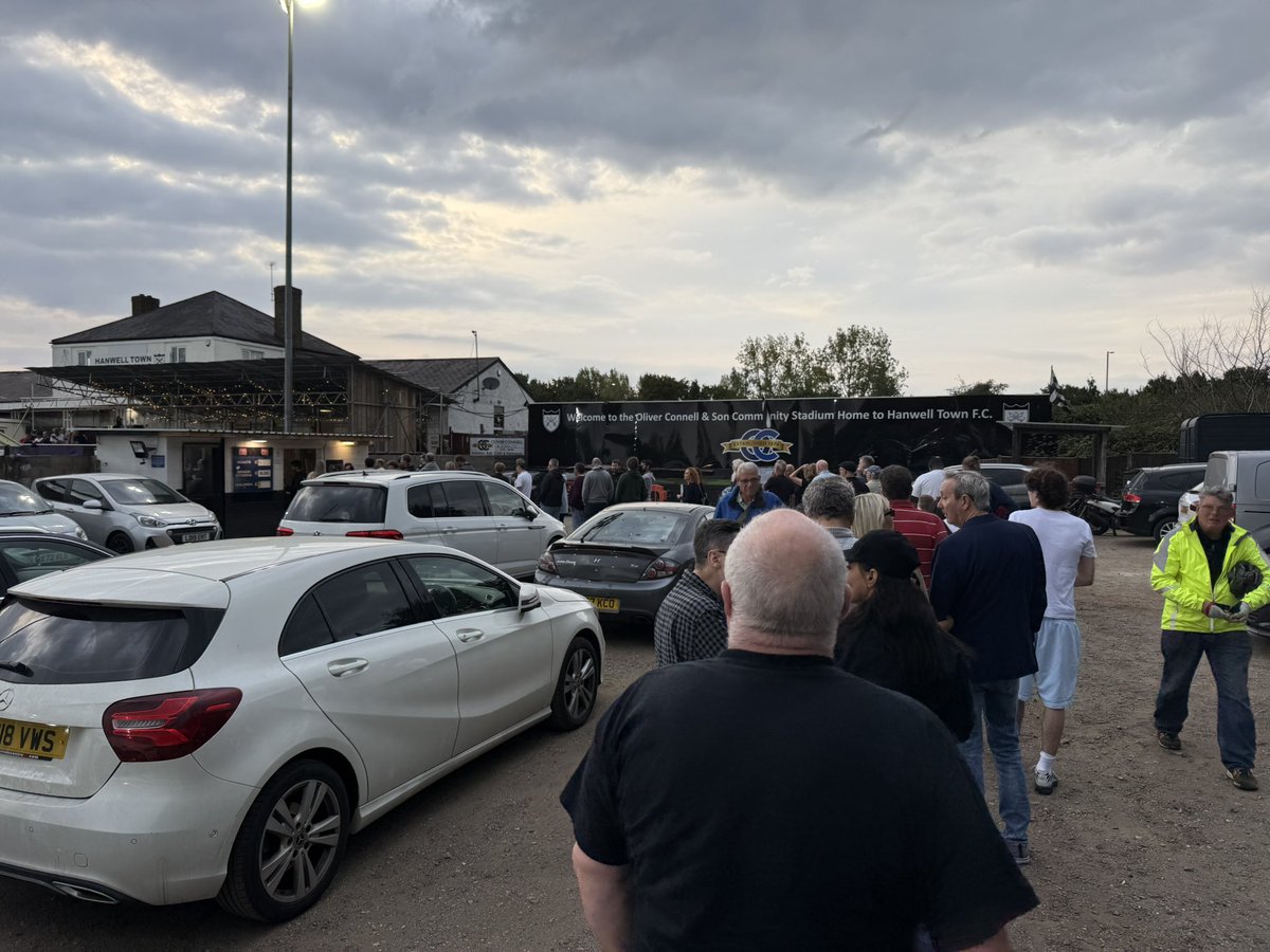 Queuing out the door for <a href="/hanwelltownfc/">Hanwell Town (Toon) FC</a> v <a href="/BrentfordFC/">Brentford FC</a> B team. Even <a href="/martinoffiah/">MartinChariotsOffiah</a> on his way in