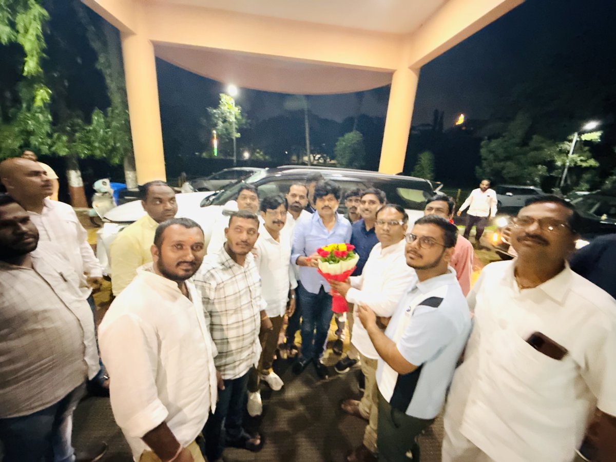 आज शासकीय विश्रामगृह, नाशिक येथे आगमन झाल्यानंतर सहकाऱ्यांनी आत्मीयतेने व उत्साहात स्वागत केले. या स्नेहपूर्ण स्वागताबद्दल मनःपूर्वक आभार मानतो. 

#Gopichandpadalkar
#maharastra
#Nashik