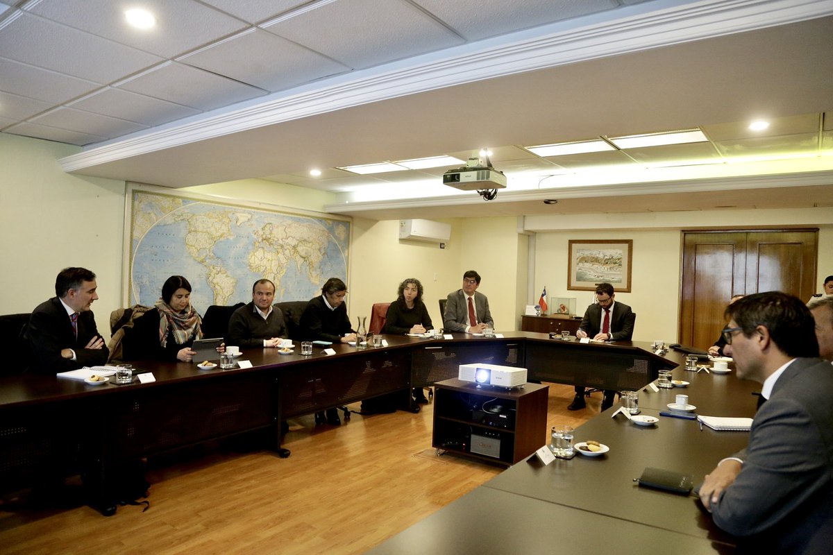 Hoy, en ASMAR Valparaíso, se realizó una nueva sesión del Comité Asesor para la Supervisión de las Empresas Estratégicas de la Defensa, cuyo objetivo fue conocer antecedentes sobre la planificación y situación financiera de ASMAR.
