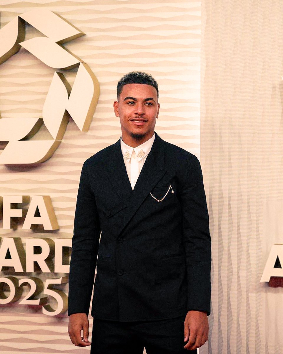 Look the part, play the part 👔

Morgan at the <a href="/PFA/">PFA</a> awards this evening 😎