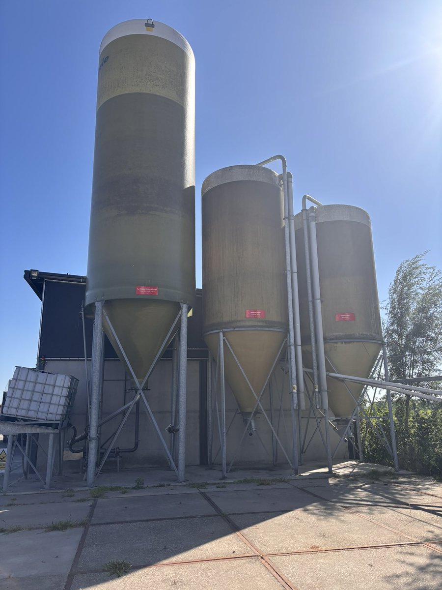Bezoek aan de Lely-demoboerderij Zouteveenseweg met collega-wethouder: cappuccino van eigen melk ☕🐄, rondleiding melkrobot en gesprekken over stikstof, ammoniak en ruimtelijke inpassing.