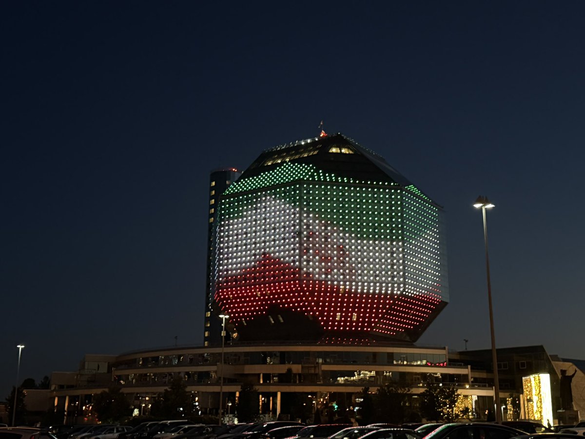 🇧🇾🤝🇮🇷 #Беларусь приветствует Президента Ирана Масуда Пезешкиана! <a href="/drpezeshkian/">Masoud Pezeshkian</a> Национальная библиотека страны окрасилась в цвета иранского флага в знак дружбы  🌐📚