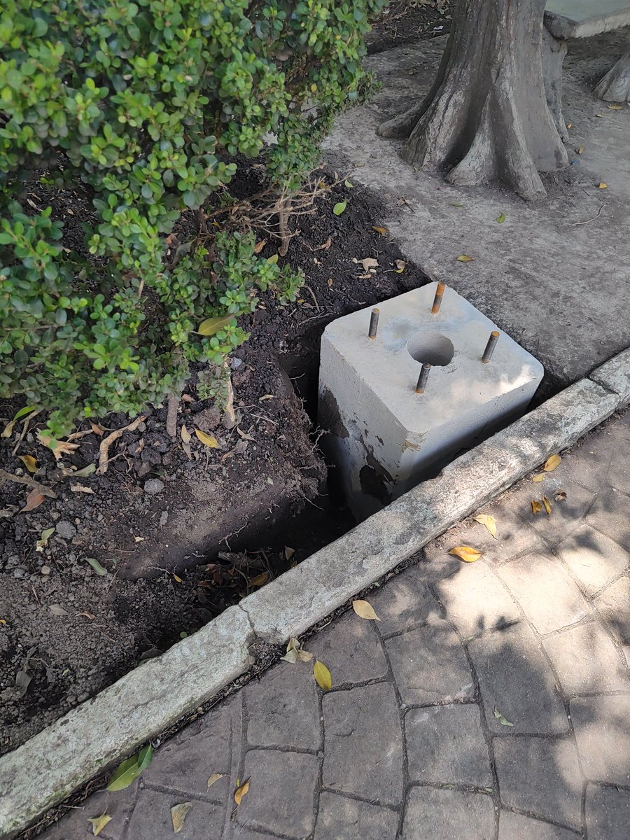 CopacHipodromo1's tweet photo. @ClaraBrugadaM @SAPCI_CDMX @SOBSECDMX Apreciamos el Sendero Seguro en Parque México,pero pedimos diálogo vecinal pues ahora están colocando luminarias en áreas verdes y en ubicaciones que ya cuentan con iluminación. Por favor, reunámonos vecinos y @GobCDMX p/encontrar mejores puntos.