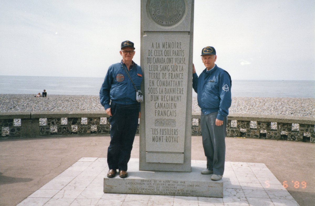 #OTD in 1942, 907 Canadians were killed in the failed raid on Dieppe.
Photo: 1st Hussars Second World War veteran Jim Paisley (left) at the memorial to Les Fusiliers Mont-Royal at #Dieppe on 5 June 1989. #diepperaid #WW2 #Canada #History