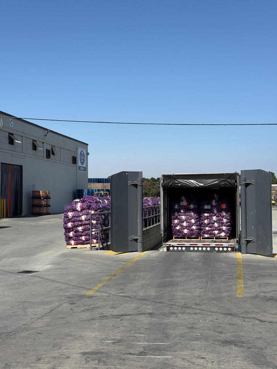 taproduce's tweet photo. From seed to harvest, to here. ✨ Our Tanimura & Antle Artisan® Sweet Italian Red Onions are carefully packed and shipped from our state-of-the-art facility, ensuring every bulb is as sweet, fresh, and flavorful as the day it left the field.
#taproduce #redonion #agriculture https://t.co/HZMin1yl2c