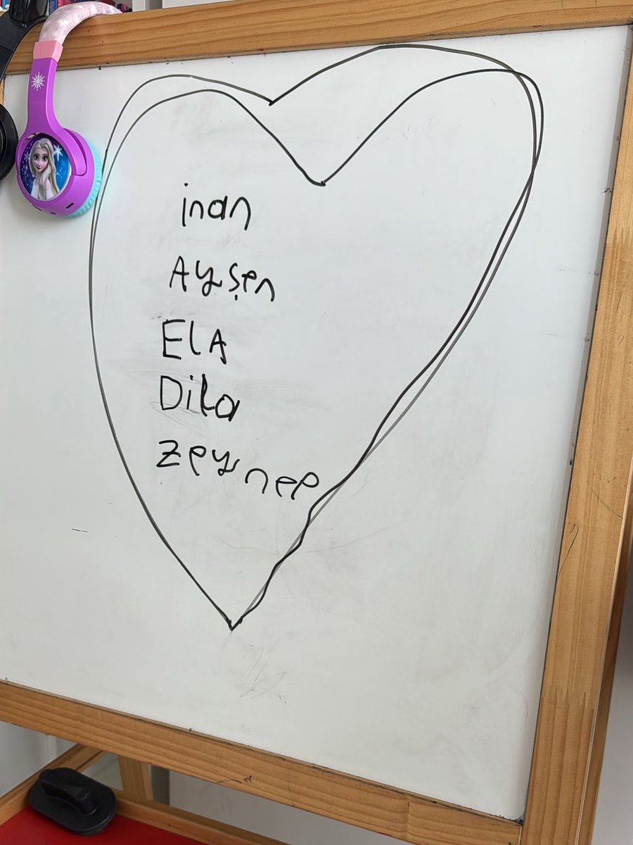 inanguney's tweet image. Gözaltına alındığım gün her şeyden habersizce gülümseyen yürek yangınım, en ufak kızım Zeynom tahtaya bu yazıyı yazmış.

“Babam gelene kadar bu yazı burada kalacak” demiş. 

Beyoğlu beni tanır.

Ahlaksız, pervasız iftiralar sonucu tutuklandım.

Bu zamana kadar onurumla, namusumla…