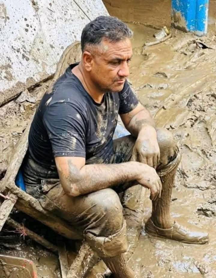 NousheenSahibz1's tweet photo. Recently, he risked his life in Swat with a homemade boat, saving three people from drowning. Now, he stands with Swat and Buner again, true heroes like him deserve national recognition, though often overlooked.
#Buner #climatemergency #Pakistan https://t.co/Zs7uEZwWCd