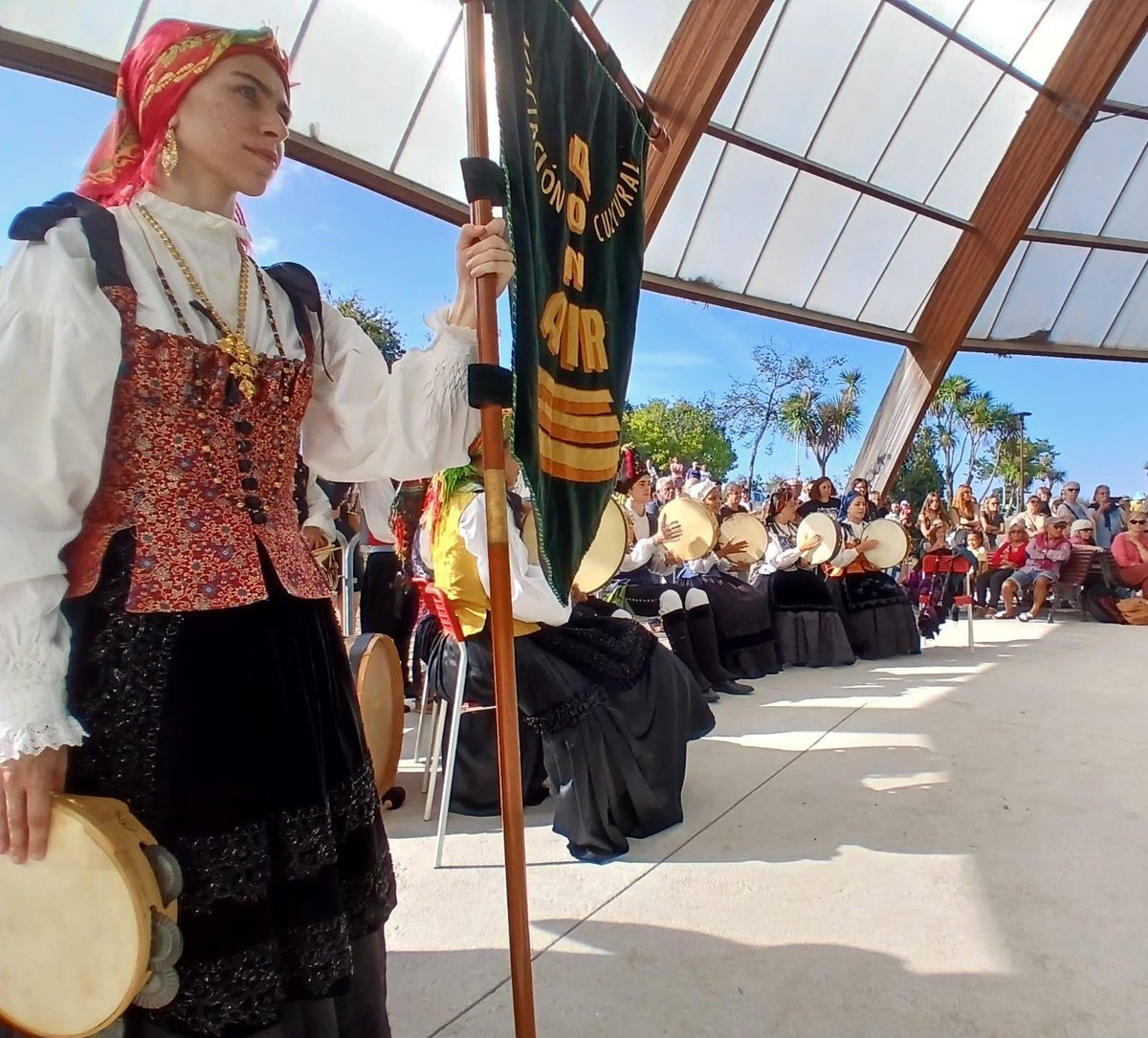 🍓 Gran tarde a de hoxe en Eirís coa celebración da Festa da Fresa.

🎵 A concelleira Diana Cabanas participou nos actos programados este martes, que contaron coa actuación de Donaire baixo a cúpula do parque.

📸 Aquí, as imaxes dos festexos.