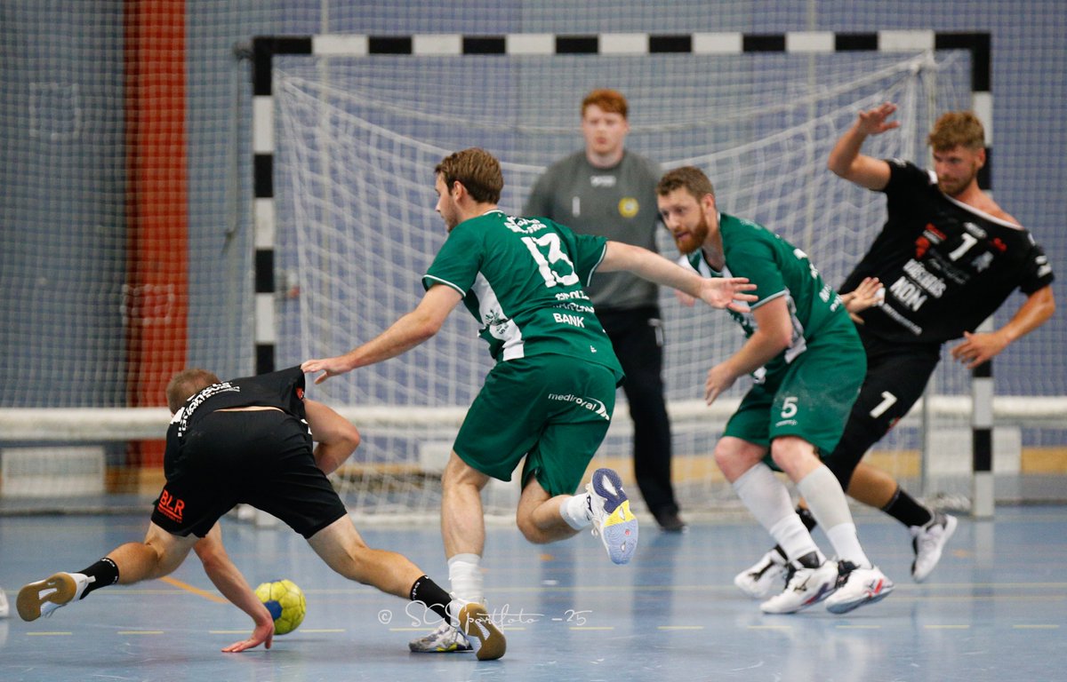 ✅ SEGER! Bajen vinner cupfajten borta mot VästeråsIrsta med 32-26 (17-12) 👊 Tack för röststark support på plats 💚

Fixa plåt när gruppspelet avslutas mot Tumba 1/9👇

nortic.se/ticket/show/29…

Foto: Stephan Grahn.

#bajen #ekenlaget #ATGsvenskacupen