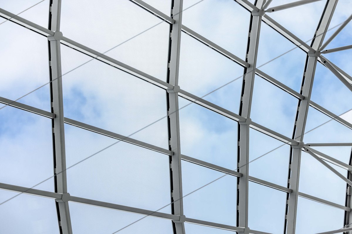 Novum engineered, fabricated, and installed the the large skylight dome at Gun Lake Casino in Wayland, MI. The truncated cone-shaped solution utilizes Novum’s Block Knoten and Kugel Knoten Systems for structural support. The glazing features Novum’s Edge Clamped Glass System.