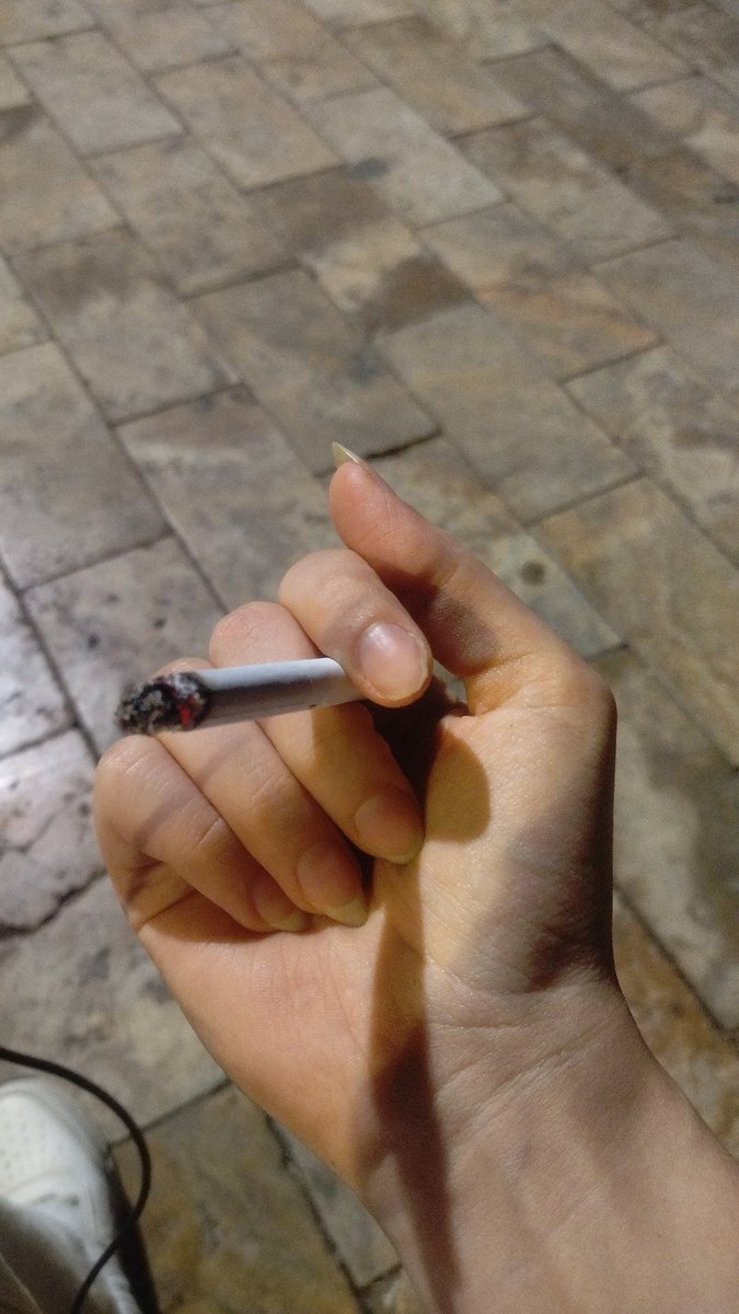 imto3much4u's tweet image. tirnagim kokunden kirildigi icin kulunu silkemioru😖😖💔💔 #aci #painful #godhelp