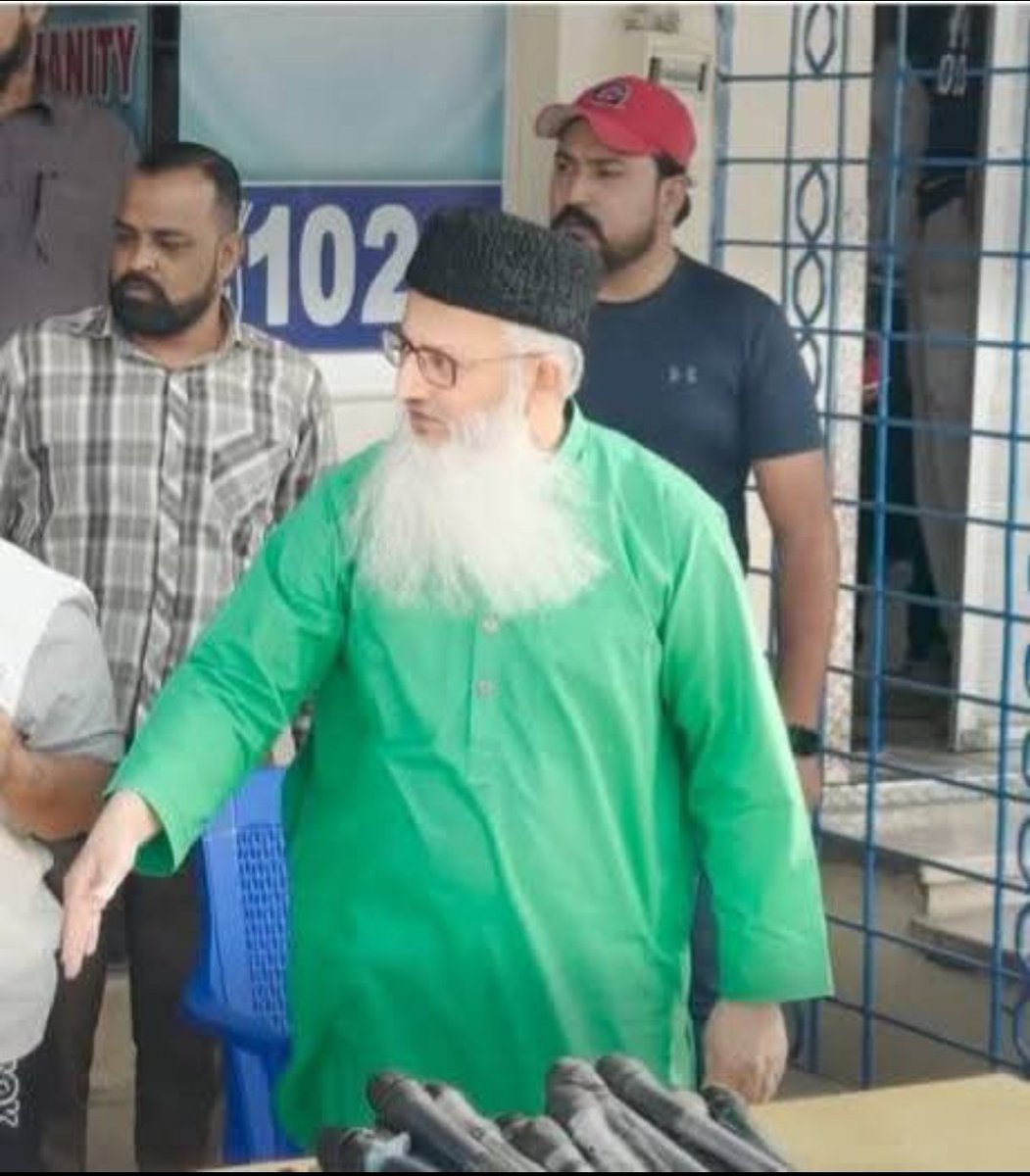 a_sab_jui's tweet photo. تلاش گمشدگان۔🖐🏼
اگر اب بھی عوام کو عقل نہ آئے تو پھر کبھی نہیں آئے گی۔🥲
ہر جگہ علماء نظر آئیں گے آپ کو، یقین جانیے علماء ہی آپ کے خیرخواہ ہیں جو باتیں سن کر بھی مدد کو بھاگے آتے ہیں۔❤️
Copy 
#Stand4FloodVictims https://t.co/w7BcJrCjUS