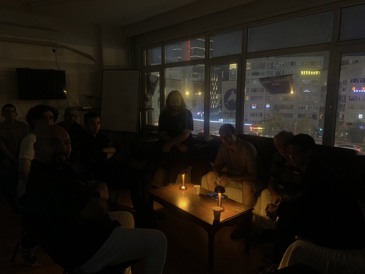 Liberal Demokrat Parti yönetimi, İstanbul İl Başkanlığı'nın elektriğini ve suyunu kesti.