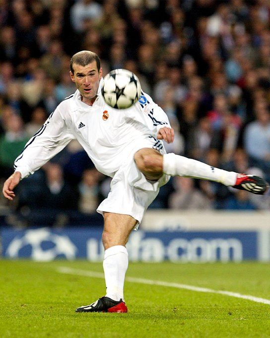 9. El 15 de mayo de 2002, Zinedine Zidane fabricaba una de los goles más recordados de la historia del fútbol. Volea contra Bayer Leverkusen para ganar la Champions League. Para muchos, el mejor gol de la competencia.