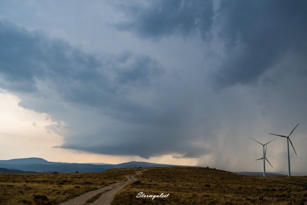 Stormyalert (@stormyalert) on Twitter photo Supercelula cazada hoy, cerca de Villafranca del Cid, Castellón ⛈️🌪️
<a href="/Djpuco/">Tomas Pucik</a> <a href="/AEMET_CValencia/">AEMET Comunitat Valenciana</a> <a href="/Supercelulas/">🌩️🌪️_Supercélulas_🌪️🌩️</a> <a href="/Tormentas_ZGZ/">Tormentas_ZGZ</a> <a href="/Valencia_WX/">ValènciaWeather⚡️</a> <a href="/WXWatcher07/">Weather Watcher</a>
#euwx #Meteo #Weather #severewx #Tormenta Supercelula cazada hoy, cerca de Villafranca del Cid, Castellón ⛈️🌪️
<a href="/Djpuco/">Tomas Pucik</a> <a href="/AEMET_CValencia/">AEMET Comunitat Valenciana</a> <a href="/Supercelulas/">🌩️🌪️_Supercélulas_🌪️🌩️</a> <a href="/Tormentas_ZGZ/">Tormentas_ZGZ</a> <a href="/Valencia_WX/">ValènciaWeather⚡️</a> <a href="/WXWatcher07/">Weather Watcher</a>
#euwx #Meteo #Weather #severewx #Tormenta