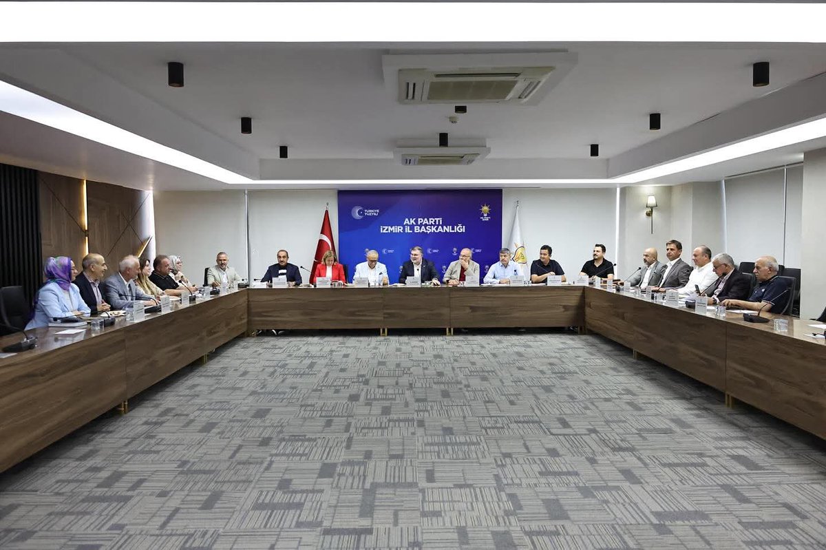 📍 AK Parti İzmir İl Başkanlığı

İl Başkanımız Sn. <a href="/Bilalsaygili/">Bilal Saygılı</a>  başkanlığında Ana Kademe Yürütme Kurulu toplantımızı gerçekleştirdik.

Teşkilatımızın yürüttüğü çalışmalar, sahadaki faaliyetler ve önümüzdeki dönem hedeflerimiz üzerine kapsamlı değerlendirmelerde bulunduk.