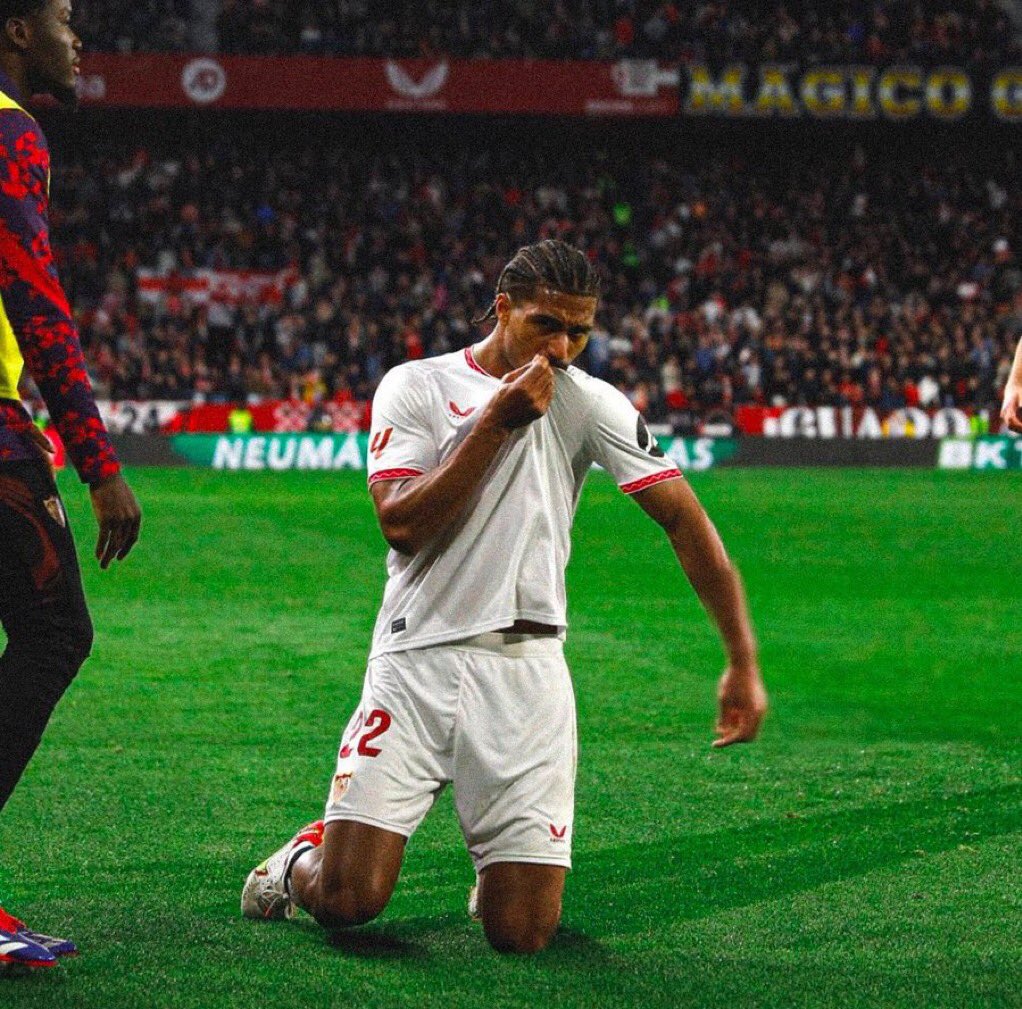 Se va Badé y a la vez uno de los jugadores que han pasado por aquí con las fotos más míticas que han existido en este club.

Que jodido aura.