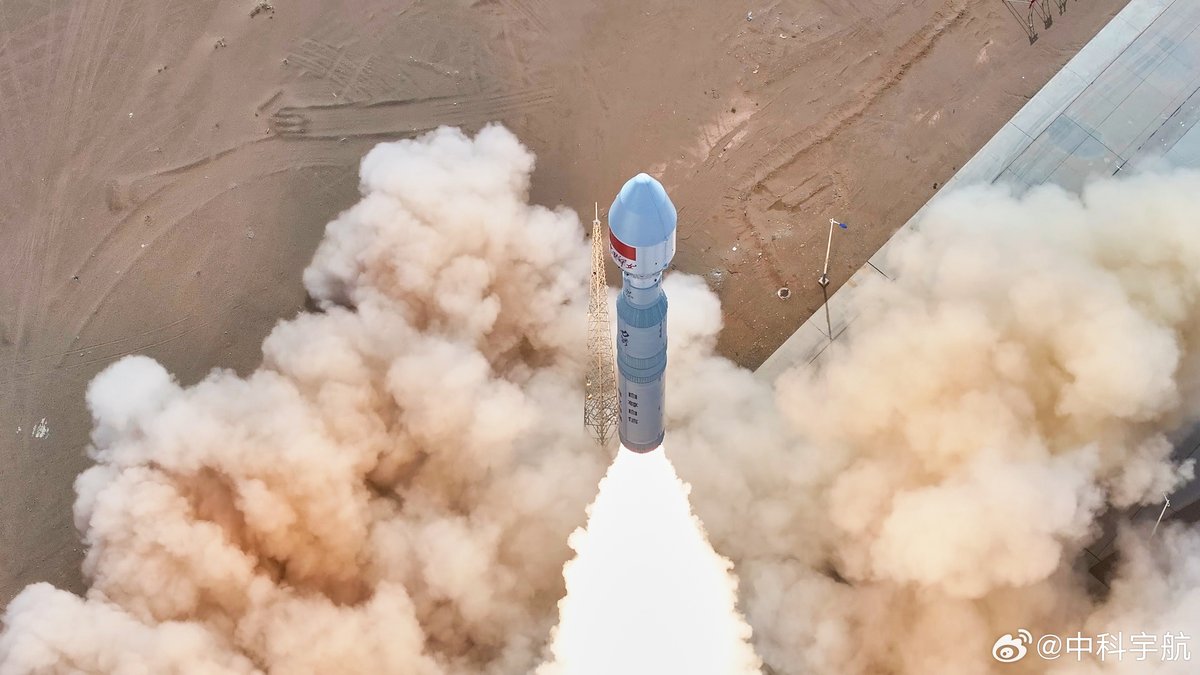 CAS Space hat mehrere Satelliten erfolgreich in die Umlaufbahn gebracht. Die Rakete ist mit dem Titel des China Women's Magazine „China Women“ verziert.
