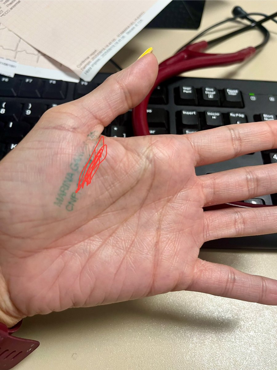 -¿Cómo va la guardia?
-Fenomenal…No sé en qué momento del día  me he sellado la mano en lugar de un informe, pero todo en orden…