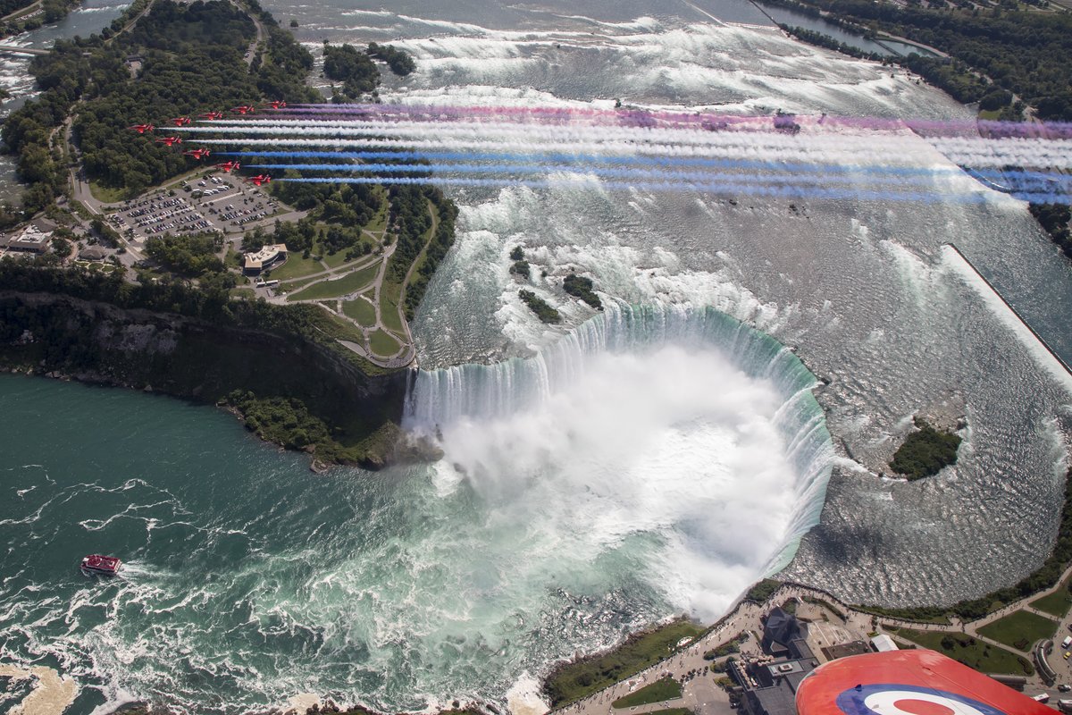 This #WorldPhotoDay, throwback to the <a href="/rafredarrows/">Red Arrows</a>'  historic tour of North America, covering Niagara Falls, Manhattan, the Golden Gate Bridge and Chicago.