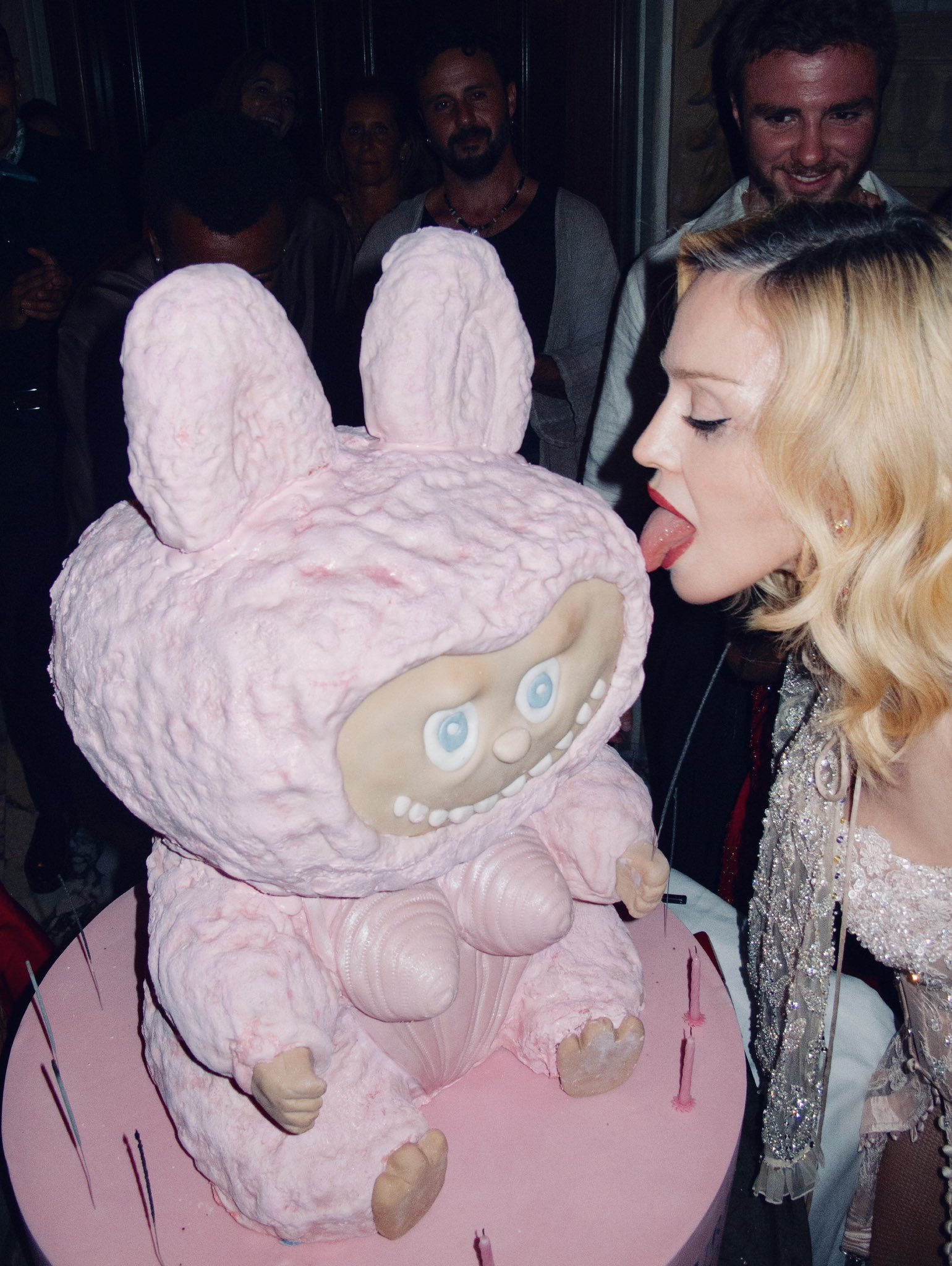 GyvGa4rW0AEWZvT?format=jpg&name=large