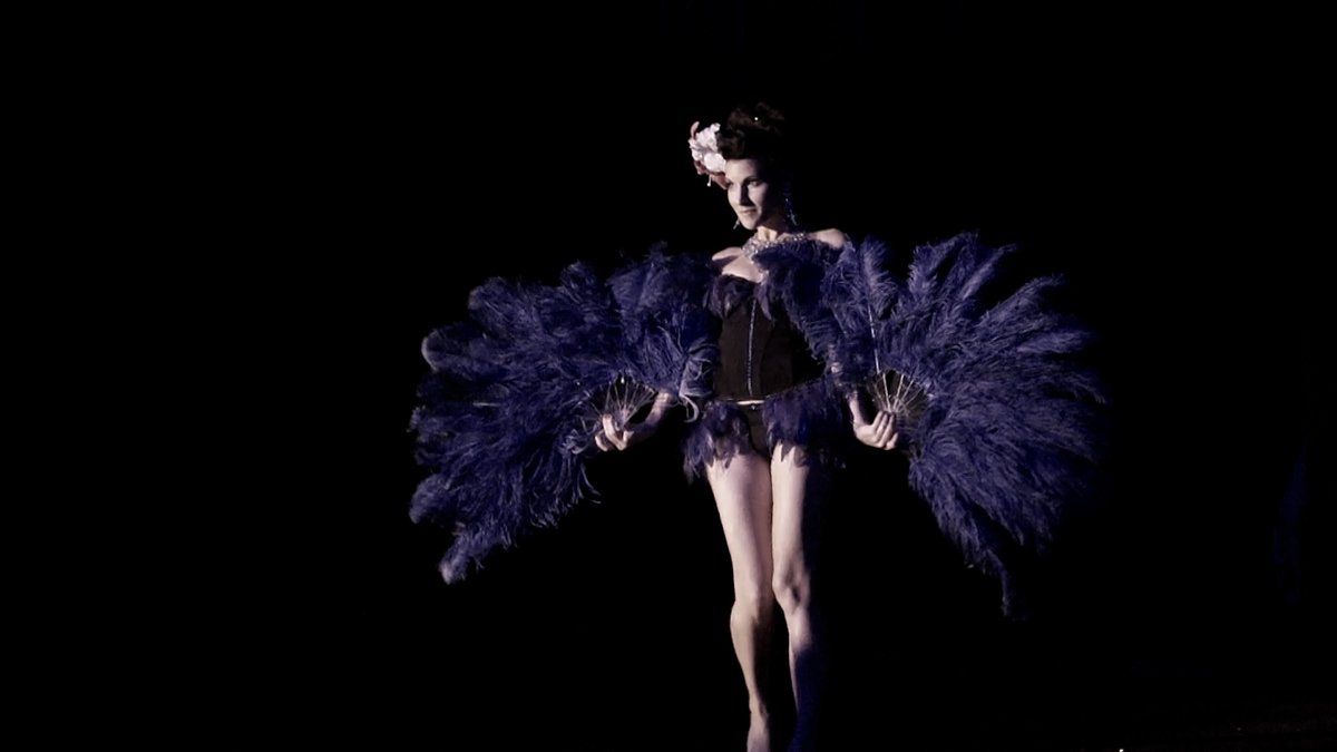 PineaplePasties's tweet photo. ✨🪶 A little mystery, a lot of tease... when the feather fans come out, the imagination runs wild. This is the art of burlesque—seduction through suggestion. 💃🔥

🎥 See more unforgettable moments in Pineapples &amp; Pasties.
#Burlesque #Tease #FeatherFan #indierightsmovies https://t.co/HvK4E09y71