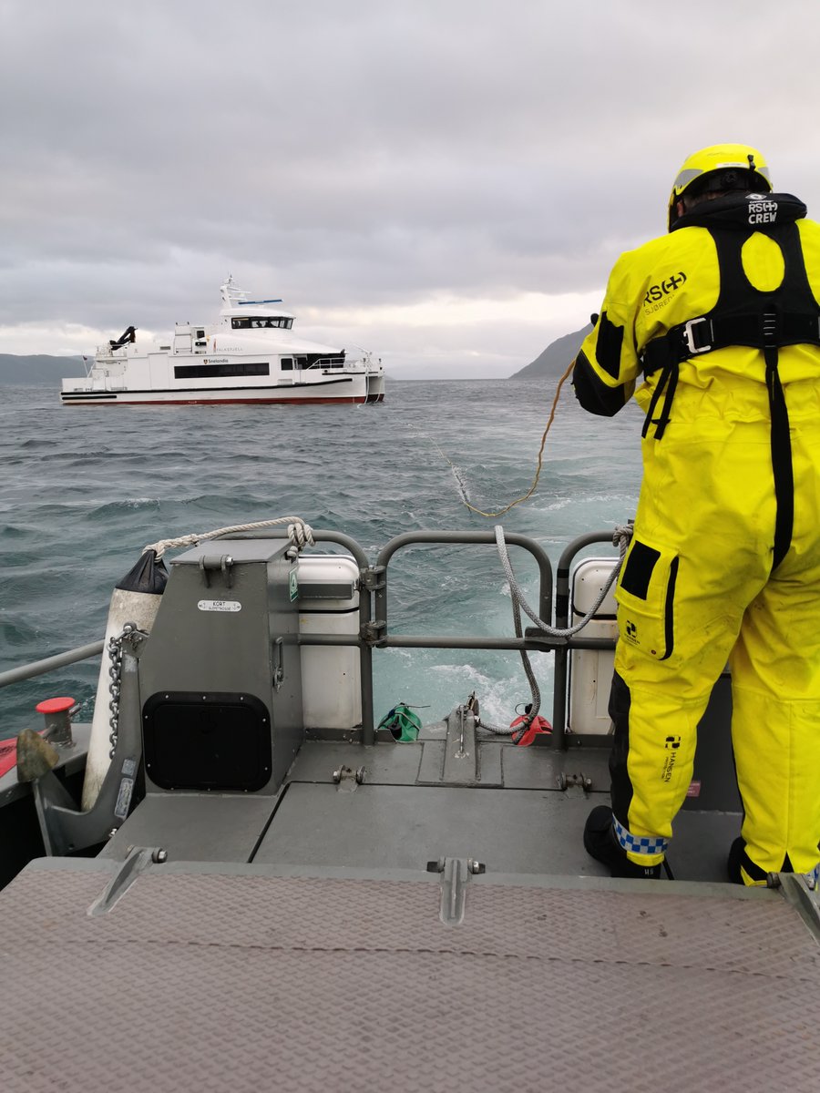NSSR's tweet photo. Redningsskøyta «Utvær» med base i #Alta har i kveld bistått med slep av en #hurtigbåt som opplevde totalhavari på fremdrift i #Vargsundet, som følge av sammenstøt med en #hval. https://t.co/6HNASGKDG8
