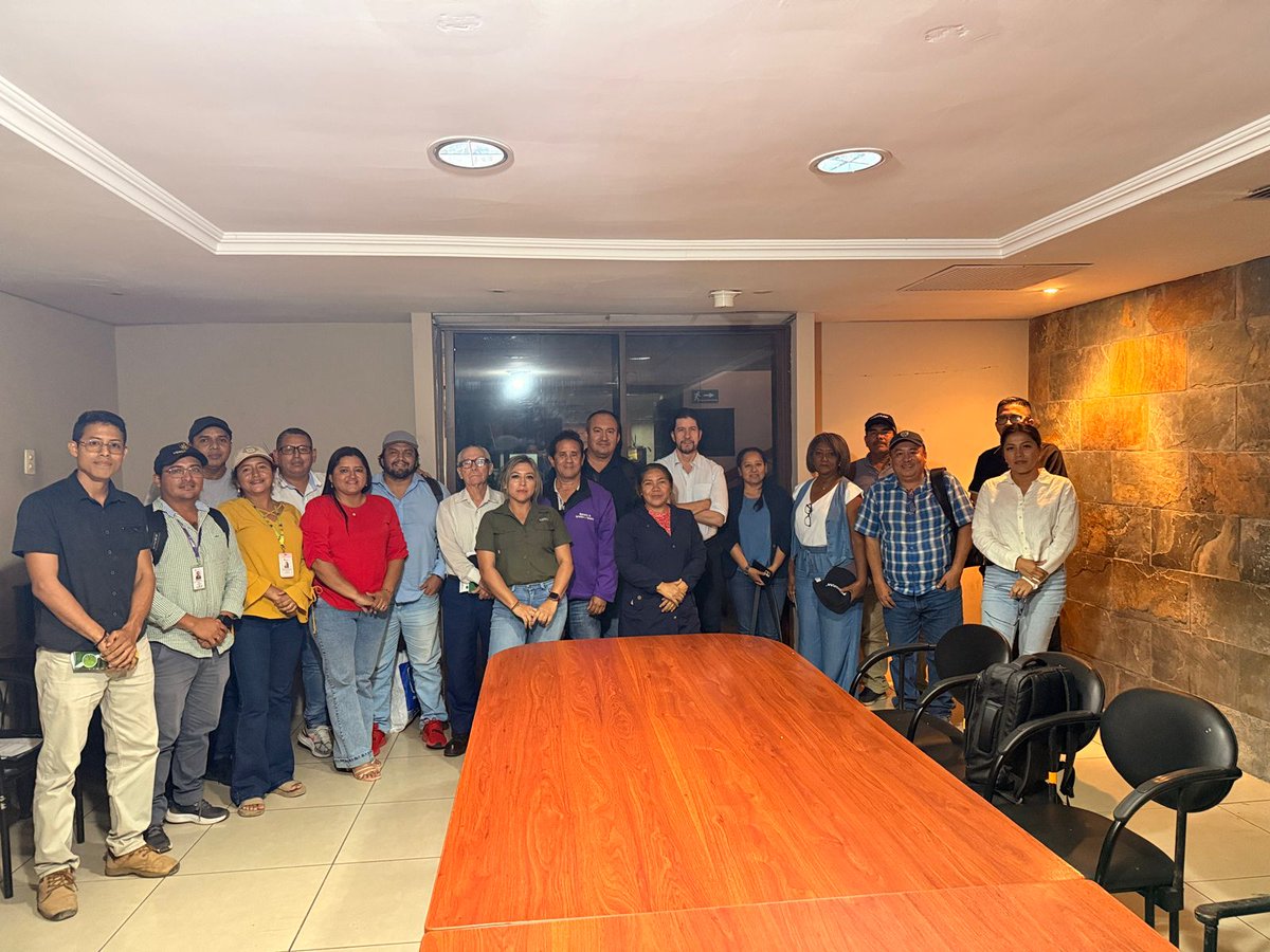 Agricultura_CZ5's tweet photo. #Guayas| 🤝 Junto a @INIAPECUADOR, @AgrocalidadEC y las empresas productoras y comercializadoras de semilla certificada, nos unimos para iniciar campañas de prevención frente a las enfermedades que afectan la producción de arroz.

#ElNuevoEcuadorImpulsa https://t.co/cDnesitVSf
