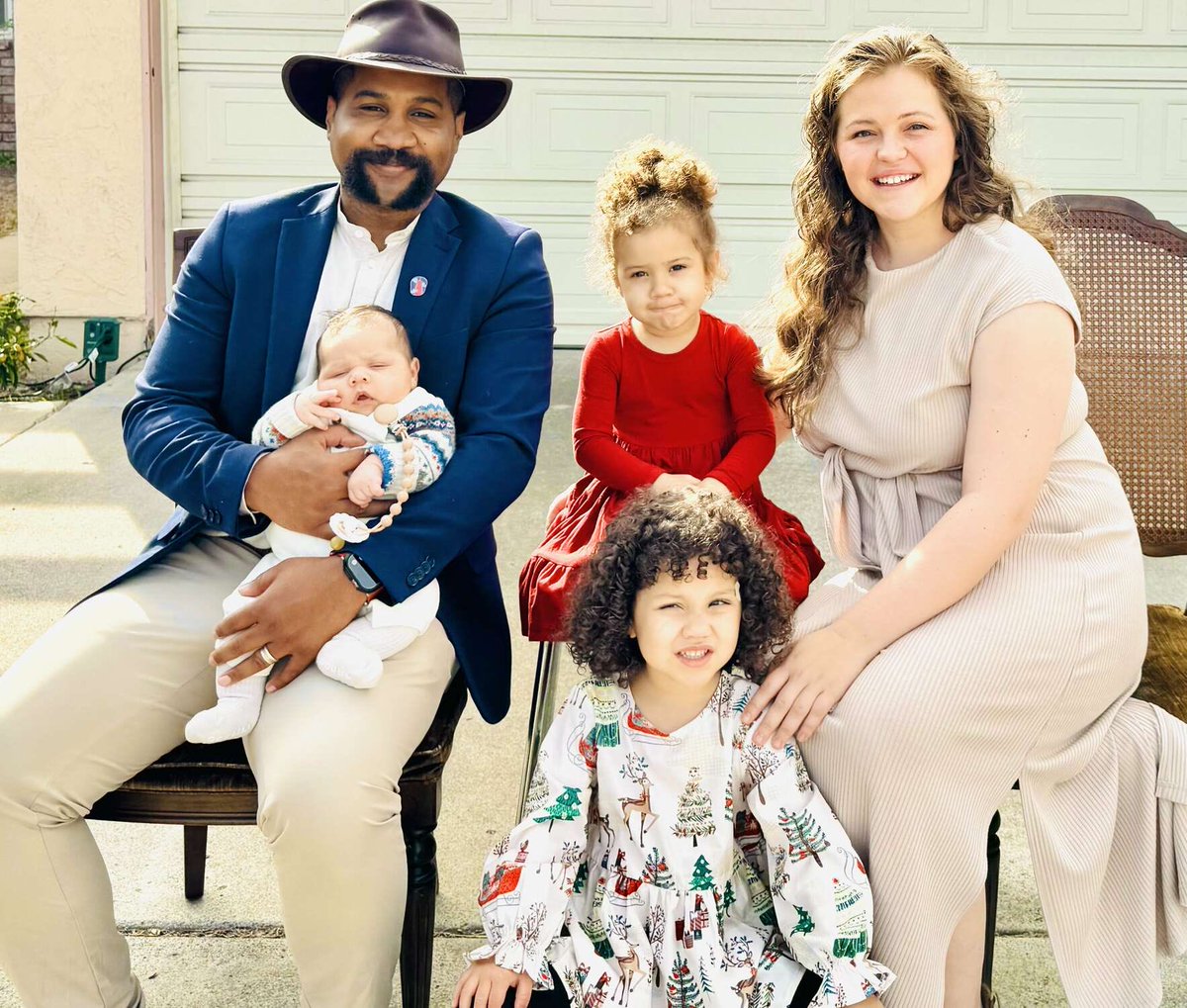 A lot of people are focusing on tthe Angolan kid from the exchange with Amanda Seales, but very few are talking about the FBA guy in the Indian pathani shirt who was proud to say that his Granddaddy was a C°°n who raised C°°ns just like him... he's running for public office 😬