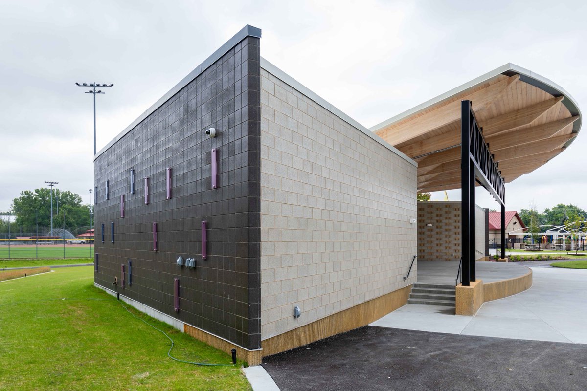 AIANational's tweet image. Color, texture, and performance come together at this award-winning Illinois amphitheater. Concrete block shapes spaces, supports acoustics, and holds up over time.

🔗  beautyofblock.com/why-block/ | #PartnerContent