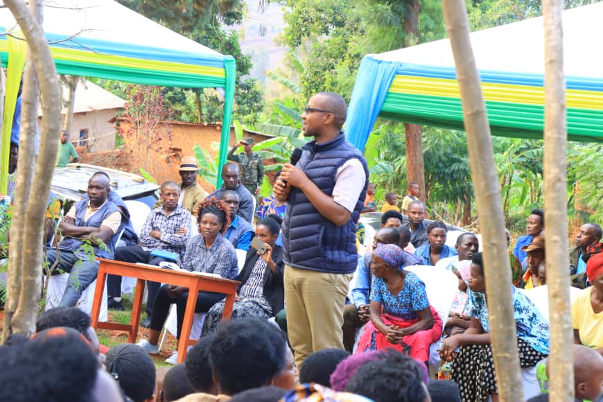 <a href="/rangira/">Bruno Rangira</a> <a href="/RwandaEast/">𝐄𝐚𝐬𝐭𝐞𝐫𝐧 𝐏𝐫𝐨𝐯𝐢𝐧𝐜𝐞 | 𝐑𝐰𝐚𝐧𝐝𝐚</a> <a href="/RwandaLocalGov/">Ministry of Local Government | Rwanda</a> <a href="/JanviereMukand4/">Janviere Mukandayisenga</a> <a href="/Uflora4/">UFlora</a> Mu nteko y'Abaturage bashimiwe kuba abanyeshuri bo mu Karere baratsinze neza mu Gihugu.