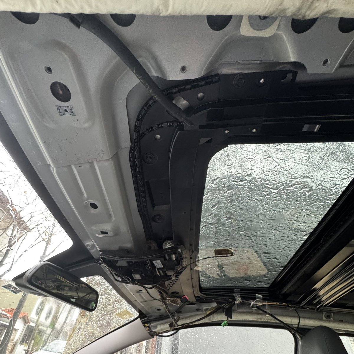 Mal día para dejar para retapizar el techo, las gotas de lluvia parecen piedrazos sin la aislación y encima ando sin airbags

Parece que ando en un Fiat 1 cuadrado💀
