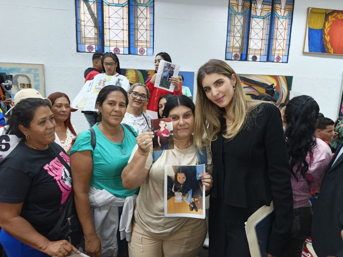 DeVueltaNuestrosHijos (@devltnstrshjs) on Twitter photo Desde la sede de Gobierno del Distrito Capital en Caracas, se realizó la rueda de prensa,“Movimiento Madres Heroínas,” donde dieron lectura a la carta enviada a <a href="/MELANIATRUMP/">MELANIA TRUMP</a> exigiendo el retorno de sus hijos secuestrados en EEUU.
#MelaniaFreeOurChildren Desde la sede de Gobierno del Distrito Capital en Caracas, se realizó la rueda de prensa,“Movimiento Madres Heroínas,” donde dieron lectura a la carta enviada a <a href="/MELANIATRUMP/">MELANIA TRUMP</a> exigiendo el retorno de sus hijos secuestrados en EEUU.
#MelaniaFreeOurChildren