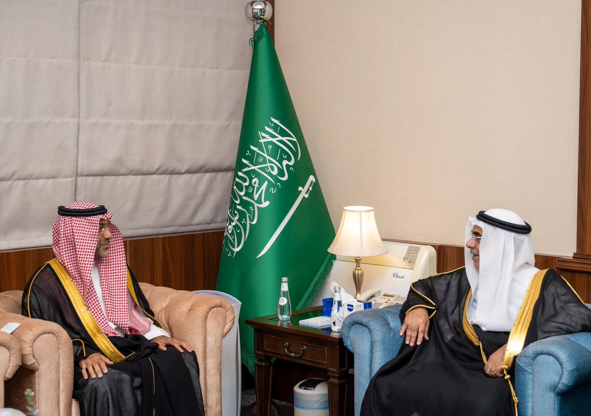 معالي #أمين_المنطقة_الشرقية يستقبل الرئيس التنفيذي لهيئة تطوير #محمية_الملك_عبدالعزيز_الملكية، حيث جرى استعراض استراتيجية الهيئة ومشاريعها، وبحث أوجه التعاون في استعادة التوازن البيئي، واستدامة الموارد الطبيعية، وتنشيط السياحة البيئية، دعمًا لمستهدفات #رؤية_السعودية_2030.