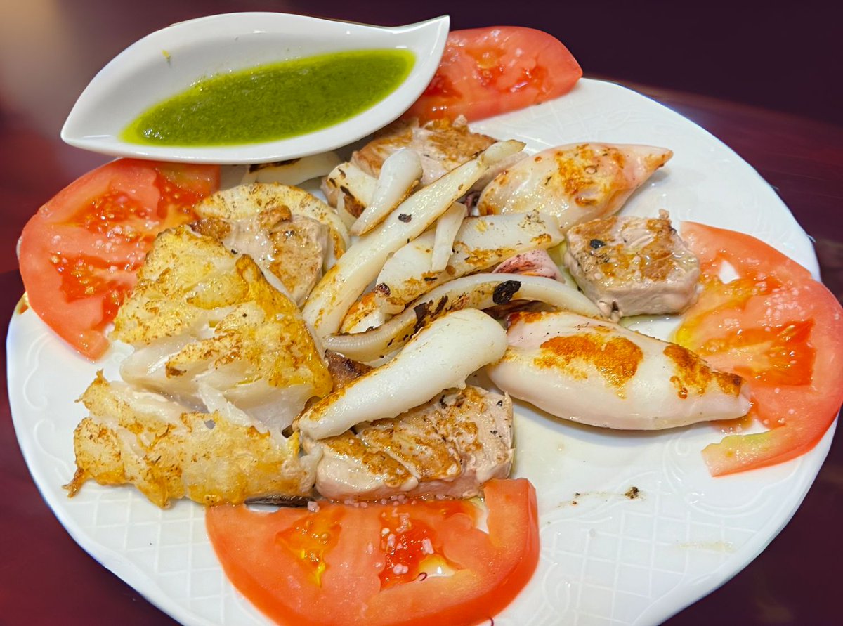 🐟🔥 ¡El Pescado a la Plancha variado es una de nuestras especialidades! 😋🍽️ Fresco, jugoso y lleno de sabor. 🎣✨ Ven a disfrutarlo hoy mismo con una copa bien fría 🥂

📍 #BodegaGóngora
☎️ 954221119 o 609542776
📌 bodegagongora.com

#restaurante #gastro #tapas #Sevilla